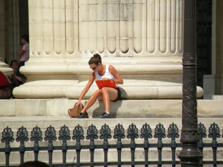  jeune fille assise au soleil sur les marches du Panthéon